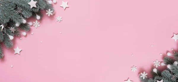 クリスマスの新年の装飾トップビューとバナー コピースペースとピンクの背景にフラットレイアウト ロイヤリティフリーのストック画像
