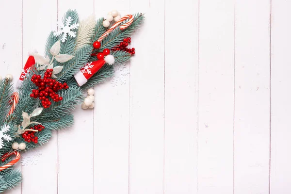 크리스마스 구성은 소나무 눈송이 장식품들로 이뤄져 Xmas Flat Lay — 스톡 사진