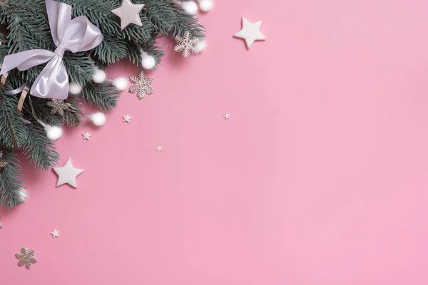 クリスマスの新年の装飾トップビューと松の木の枝 コピースペースとピンクの背景にフラットレイアウト 空白のグリーティングカード ストック写真