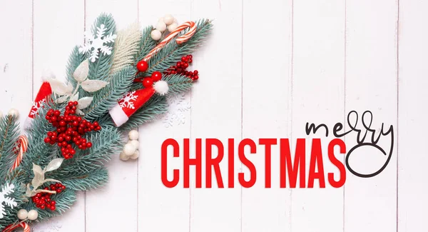 Vrolijke Kersttekst Met Kerstcompositie Gemaakt Van Dennenboom Sneeuwvlokken Feestelijke Decoraties — Stockfoto