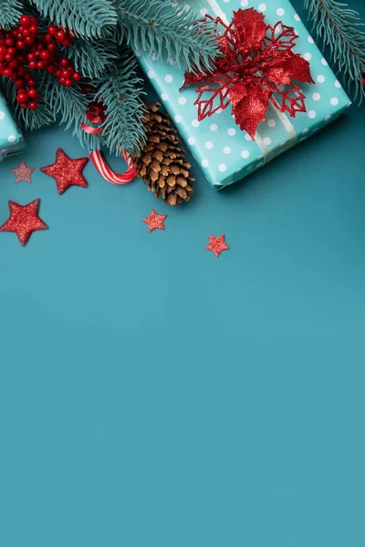 Presentes Natal Flat Lay Com Pinheiros Estrelas Decoração Vista Superior — Fotografia de Stock