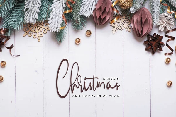 木製の背景に平らな雪の松の木 紙や木製のクリスマスのおもちゃとクリスマスの背景 — ストック写真