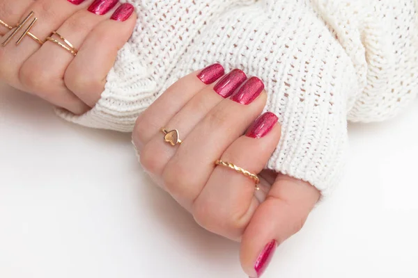 Manicure Żel Lakier Viva Magenta Kolor Musujących Kobiecych Palcach Pierścieniami — Zdjęcie stockowe