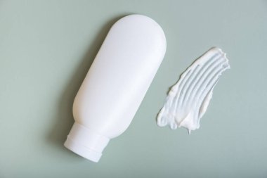 Renkli arkaplan görünümlü kozmetik leke ve şişe.