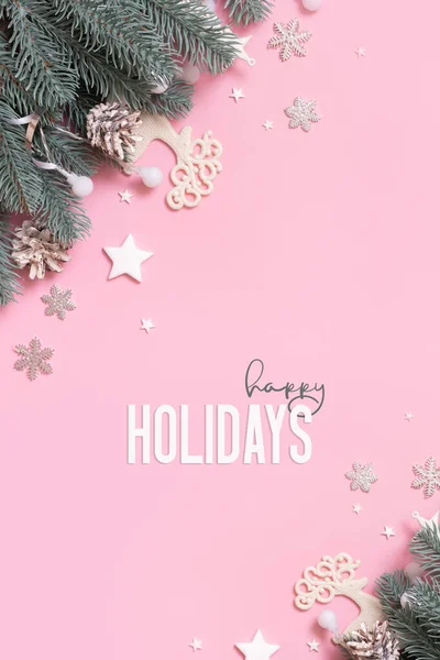 Happy Holidays Cartão Saudação Fundo Rosa Com Xmas Novas Decorações — Fotografia de Stock