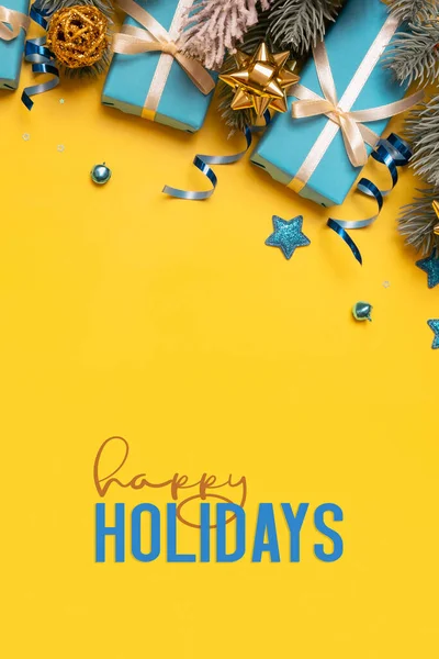 Happy Holidays Texto Fundo Amarelo Com Pinheiros Presentes Azuis Decorações — Fotografia de Stock