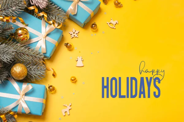 Happy Holidays Tekst Gele Achtergrond Met Blauwe Geschenken Dennenboom Feestelijke — Stockfoto