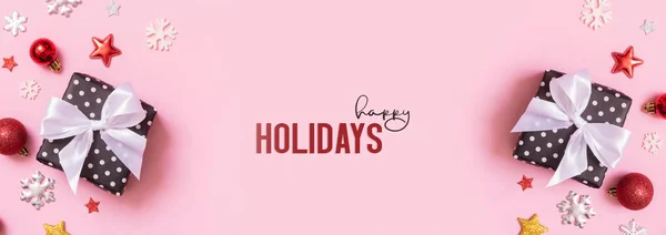 Happy Holidays Tekst Met Cadeautjes Plat Lag Een Roze Achtergrond — Stockfoto