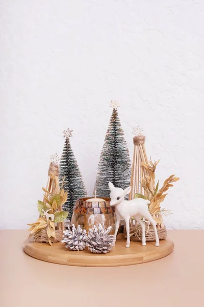 Świąteczne Dekoracje Choinek Jelenia Świecą Wnętrzu Domu Nowa Miniatura Świąteczna — Zdjęcie stockowe
