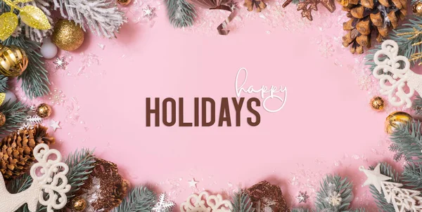 Happy Holidays Wenskaart Met Kerstversiering Roze Achtergrond Met Noel Plat — Stockfoto