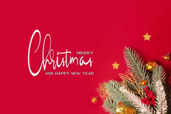 Vánoční Dekorace Borovice Červeném Pozadí Kopírovacím Prostorem Novoroční Přání Plocha — Stock fotografie