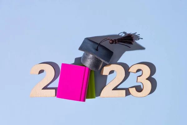 2023级概念 2023号 有黑色的毕业帽和彩色背景的书籍 — 图库照片