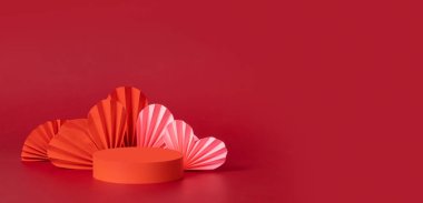 Podyum sahnesi, kaidesi ve kağıt kalpli pankart. Ürünleriniz için Sevgililer Günü süsleri.