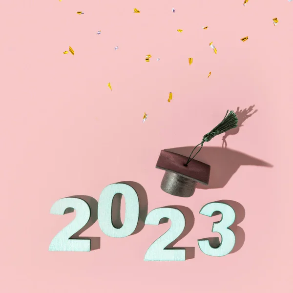 2023级概念 2023号 黑色背景的黑色毕业帽 — 图库照片