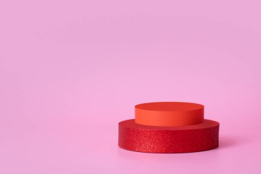 Ürünleriniz için kırmızı podyum sahnesini veya pembe arka plandaki kaideyi düzenleyin.