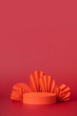 Podyum sahnesi, kaide ve kalpler aşkı simgeler. Ürünleriniz için Sevgililer Günü süsleri.