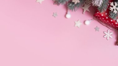 Çam ağaçlarıyla ve renkli arka plan manzarasıyla yanıp sönen çelenk ışıklarıyla Noel düz kompozisyonu. Uzayı kopyala Yüksek kalite 4k görüntü