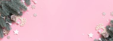 Yılbaşı süslemesi üst görünümü, pembe arka planda fotokopi alanı ile düz yatış. Xmas boş tebrik kartı.