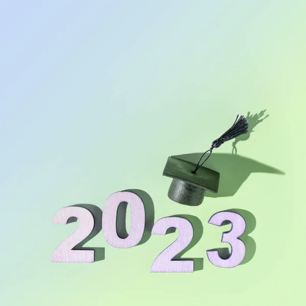 2023级概念 2023号 黑色背景的黑色毕业帽 — 图库照片