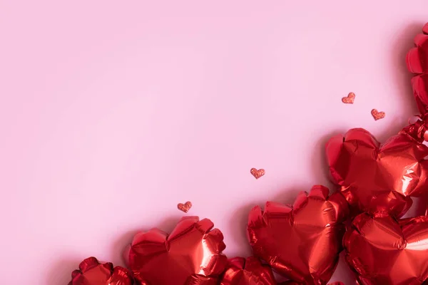 Czerwone Serce Kształt Folii Balony Powietrza Różowym Tle Walentynki Tło — Zdjęcie stockowe