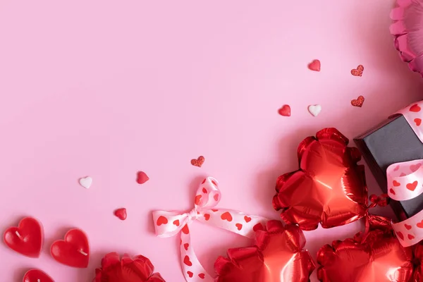 Czerwone Serce Kształt Balony Świece Pudełko Różowym Tle Walentynki Romantyczne — Zdjęcie stockowe