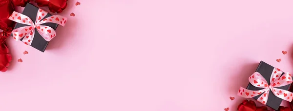 Baner Pudełkiem Kokardą Balonami Kształcie Serca Różowym Tle Szczęśliwych Walentynek — Zdjęcie stockowe