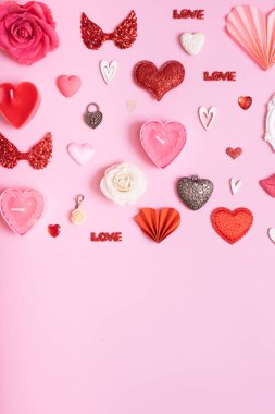 Kalplerin ve sevgililer günü sembollerinin kalıpları üst görünüm elementleri. Yaratıcı sevgililer günü düz zemin.