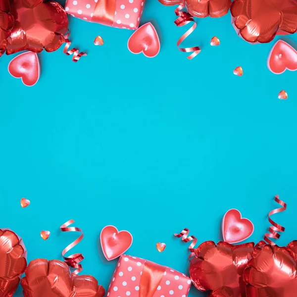 Cadeaudoosje Rode Hartvormige Ballonnen Turquoise Achtergrond Valentijnsdag Wenskaart Kopieerruimte Stockfoto