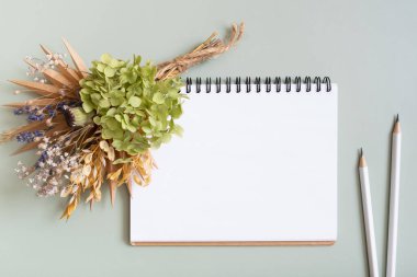 Renkli arkaplan görünümünde boş kağıt defter. Düz yatıyordu.