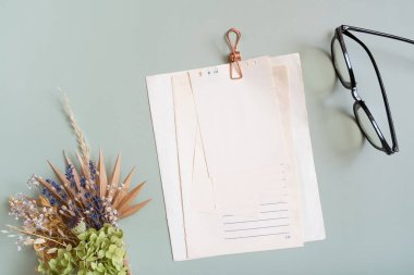 Renkli arkaplan görünümünde boş kağıt defter. Düz yatıyordu.