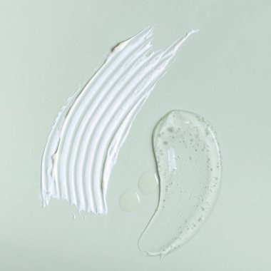 Renkli arka plan görünümünde kozmetik beyaz krema ve trakent jel lekesi. Kişisel bakım kavramı.