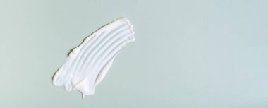 Renkli arka plan görüntüsünde beyaz kozmetik lekeli pankart. Kişisel bakım kavramı.