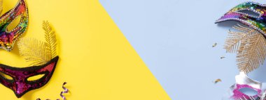 Fotokopi alanı olan iki renkli arka planda karnaval kutlaması için maskeler. Karnaval düz pankartı.