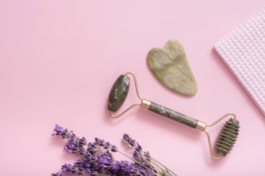 Renkli arka plan görünümlü lavanta çiçekli yüz derisi masajı. SPA konsepti.