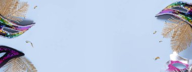 Renkli arka planda fotokopi alanı olan karnaval kutlamaları için maskeler. Karnaval düz pankartı.