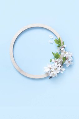 Yuvarlak ahşap çerçeve, çiçek ve yapraklar. Metnin için düzleştir..