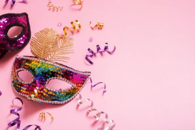 Renkli arka planda karnaval kutlaması için şenlikli yüz maskesi.