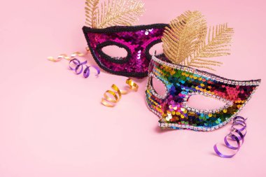 Renkli arka planda karnaval kutlaması için şenlikli yüz maskesi.