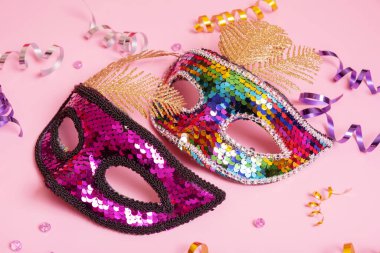 Renkli arka planda karnaval kutlaması için şenlikli yüz maskesi.