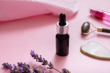 Renkli arka planda lavanta çiçekleri olan yüz masajcısı..