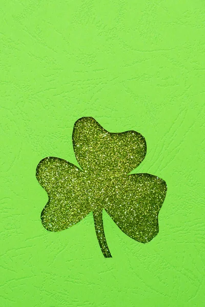 Patrick Day Minimalistic Concept Clover Leaf Shape Textured Paper Glitter — Stock Photo, Image