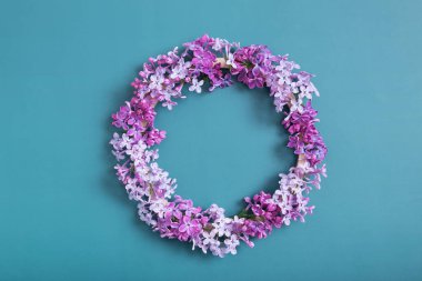 Fotokopi alanı olan leylak çiçekleri. Yaz, bahar çiçekli kompozisyon düz uzanma, üst manzara.