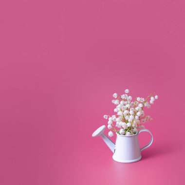 Üzerinde vadi çiçekleri olan boş bir tebrik kartı. Eflatun bir arka planda süsleme kutusunda..