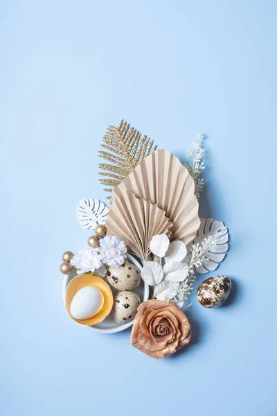 Moderne Creatieve Compositie Met Paaseieren Palmbladeren Bloemen Bovenaanzicht Pasen Plat — Stockfoto