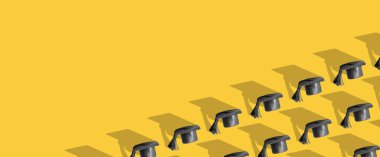 Siyah mezuniyet şapkalı, sarı arka planda fotokopi alanı olan bir model. Eğitim geçmişi.