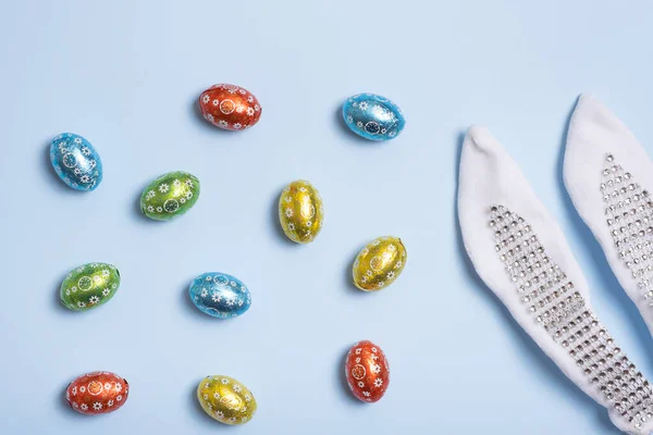 Paasjachtconcept Creatieve Compositie Met Konijnenoren Chocolade Eieren — Stockfoto