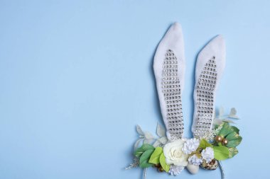 Paskalya düzlüğü. Tavşan kulaklı ve çiçekli yaratıcı kompozisyon, Paskalya yumurtaları üst görünüm.