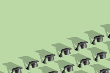 Siyah mezuniyet şapkalı, yeşil arka planda fotokopi alanı olan bir model. Eğitim geçmişi.