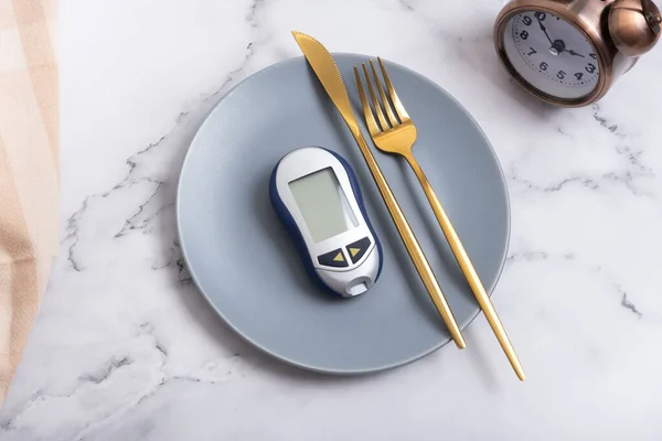 Placa Con Glucosímetro Cubiertos Placa Despertador Concepto Dieta Para Diabetes — Foto de Stock