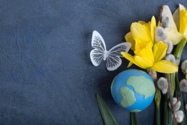 Küre, çiçekler ve fotokopi alanı olan kelebekler. Mutlu Dünya Günü konsepti düz, üst görünüm..